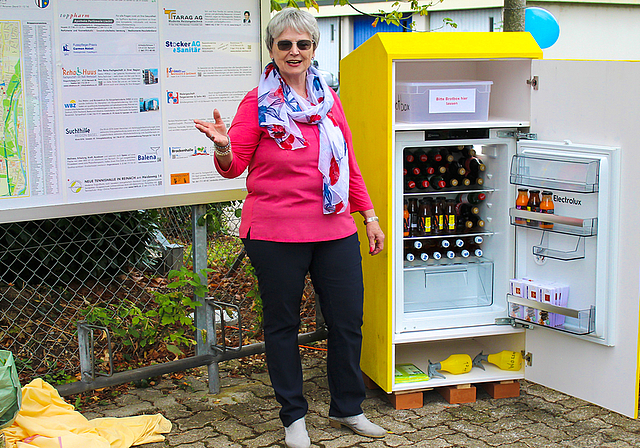 Weniger Foodwaste, mehr Menschlichkeit: Initiantin Eveline Frey vor dem ersten «Madame Frigo»-Kühlschrank
