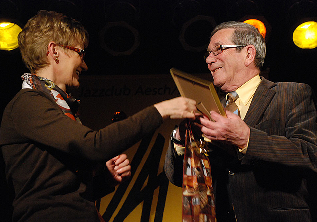 Grosser Augenblick: Regierungsratspräsidentin Sabine Pegoraro übergibt Kurt Huber die Goldene JAP-Note 2012.  Foto: Thomas Brunnschweiler