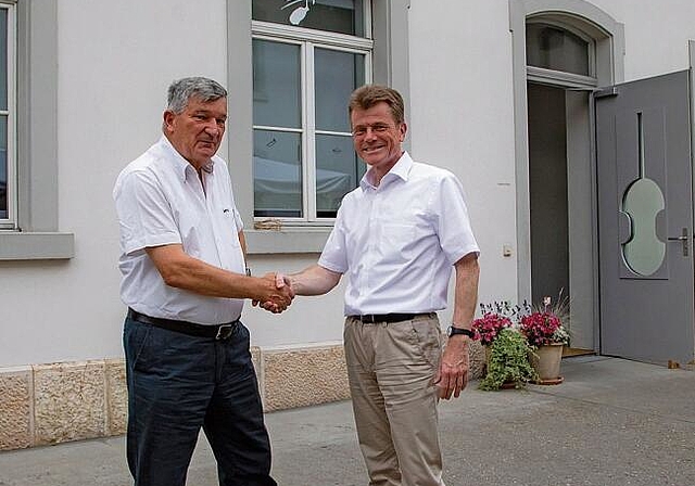 Für die Musikschule im Einsatz: Walter Wagner (l.) übergibt den Lead des Fördervereins an René Lutz. Foto: Martin Staub