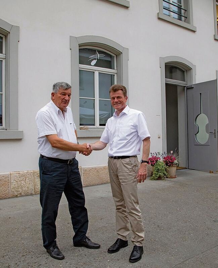 Für die Musikschule im Einsatz: Walter Wagner (l.) übergibt den Lead des Fördervereins an René Lutz. Foto: Martin Staub