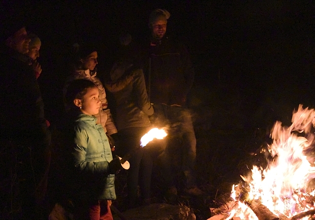 Versunken im Schauen:  Der Blick ins Fasnachtsfeuer kann etwas Magisches haben. Foto: Bea Asper