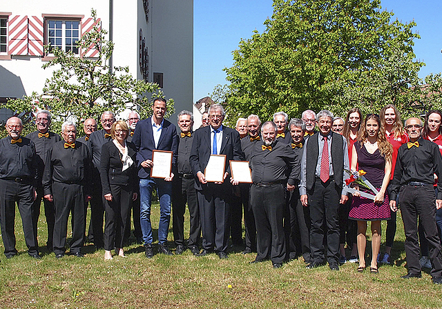 Ausgezeichnet: Aeschs bekanntester Sohn, Marco Streller (mit Urkunde, l.), der Volleyballnachwuchs (stellvertretend Werner Schmid, Mitte) und der Männerchor (stellvertretend Christian Helfenstein).  Foto: Tobias Gfeller