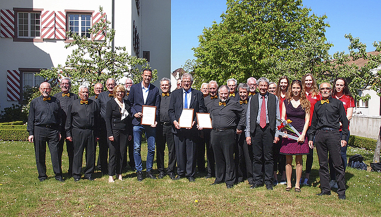 Ausgezeichnet: Aeschs bekanntester Sohn, Marco Streller (mit Urkunde, l.), der Volleyballnachwuchs (stellvertretend Werner Schmid, Mitte) und der Männerchor (stellvertretend Christian Helfenstein).  Foto: Tobias Gfeller