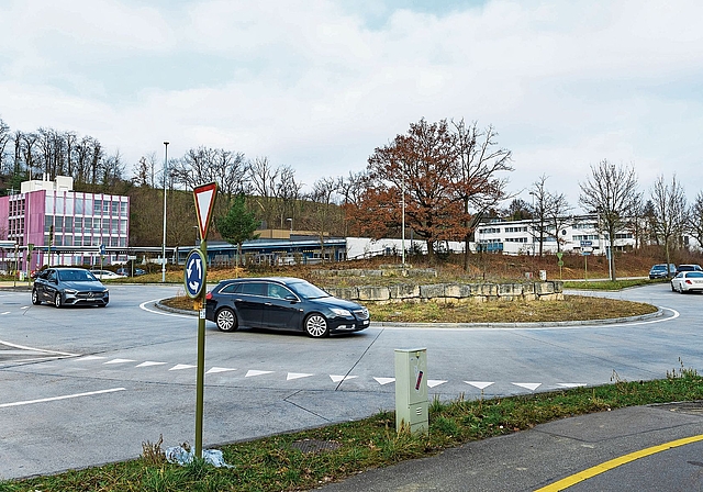 Hier soll eine Unterführung entstehen: Der Kreisel bei der MFP in Münchenstein ist in Stosszeiten stark belastet. Foto: Kenneth Nars / Archiv