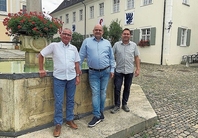 Auf dem Domplatz: Hans-Peter Ulmann, Stephan Fürst und OK-Chef Cyrill Wenger begutachten das Festgelände. Foto: Caspar Reimer