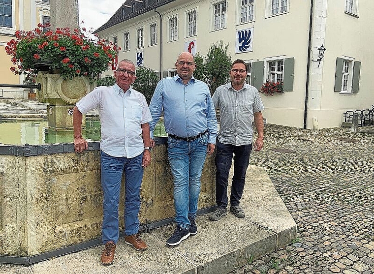 Auf dem Domplatz: Hans-Peter Ulmann, Stephan Fürst und OK-Chef Cyrill Wenger begutachten das Festgelände. Foto: Caspar Reimer