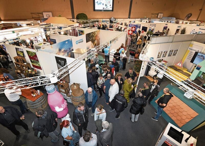 Volle Halle: Ein Blick von oben zeigt die Vielfalt der Stände. Foto: Juri Junkov