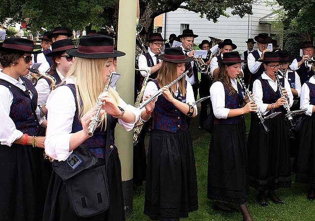 <em>Auftakt zum Apéro: </em>Marsch mit dem Musikverein Horgenzell aus Deutschland.Foto: Jürg Jeanloz