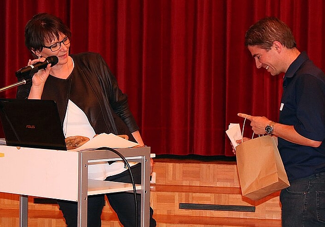 <em>Engagierten sich für die Vereinsgründung: </em>Regina Weibel, Vorsitzende der Gemeindepräsidentenkonferenz Laufental, überreicht Thomas Boillat, Wirtschaftsförderer Laufental/Schwarzbubenland ein Präsent.Foto: Gaby Walther