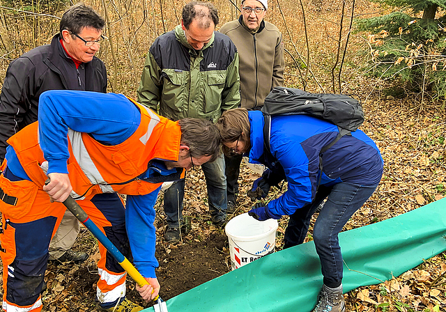 Im Einsatz: Am Montag stellten die Naturschützer und ein Mitarbeiter des Werkhofs den Amphibienzaun entlang der Strasse auf.   Foto: Caspar Reimer