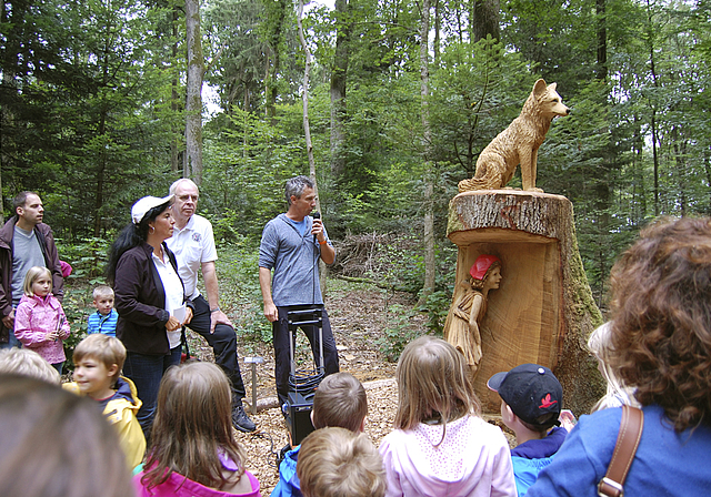 Waren im Holz verborgen: Das Rotkäppchen von Christof Burkhardt lächelt. Kennt es bereits den Ausgang der Geschichte?  Foto: Axel Mannigel