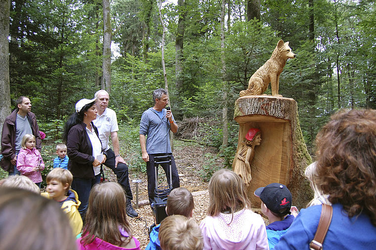 Waren im Holz verborgen: Das Rotkäppchen von Christof Burkhardt lächelt. Kennt es bereits den Ausgang der Geschichte?  Foto: Axel Mannigel