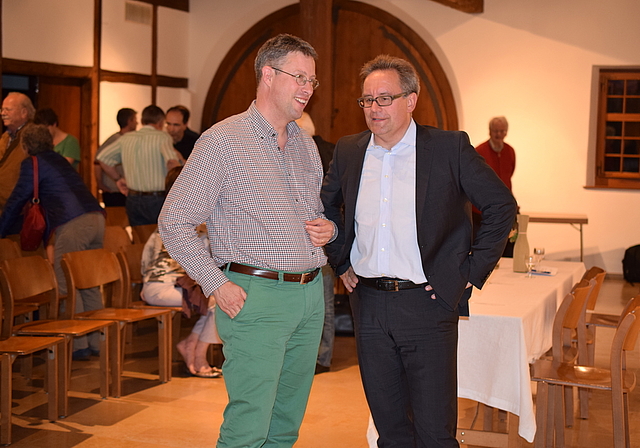 Nach dem Podium ging die Diskussion weiter: Finanzspezialist Oliver Ehinger (l.) im Gespräch mit Moderator Thomas Arnet, Co-Präsident Frischluft.  Foto: Bea Asper