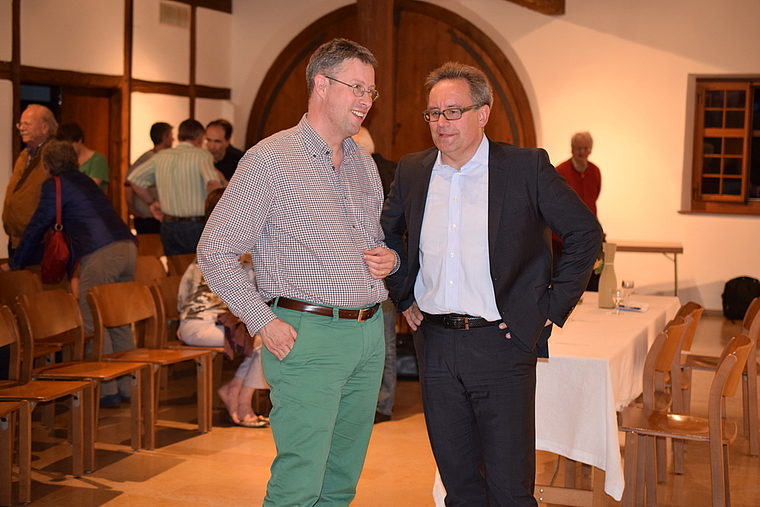 Nach dem Podium ging die Diskussion weiter: Finanzspezialist Oliver Ehinger (l.) im Gespräch mit Moderator Thomas Arnet, Co-Präsident Frischluft.  Foto: Bea Asper