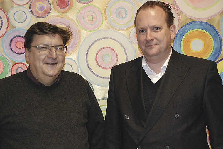 Der Kirche Farbe geben: Martin Plattner und Martin R. Schütz, der alte und der neue Präsident, vor dem bunten Kreisbild im Gemeindehaus (v. l.)  Foto: Thomas Brunnschweiler