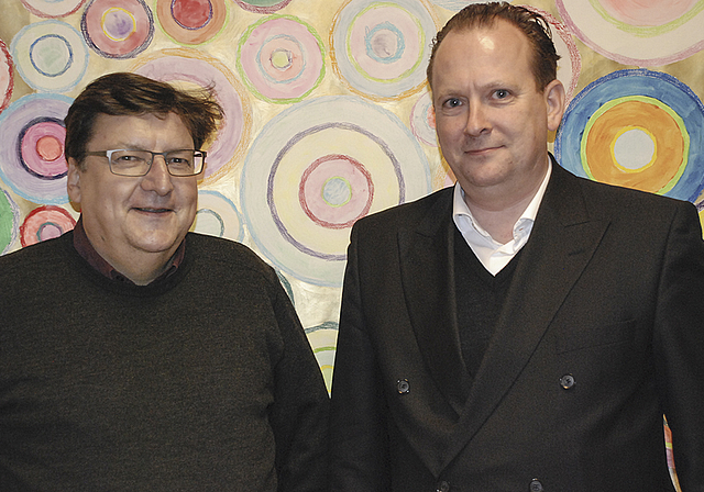 Der Kirche Farbe geben: Martin Plattner und Martin R. Schütz, der alte und der neue Präsident, vor dem bunten Kreisbild im Gemeindehaus (v. l.)  Foto: Thomas Brunnschweiler