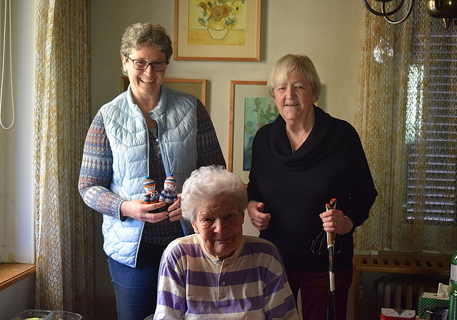 Beim Besuchsdienst wird auch viel gelacht: Rosa Dietschi (vorne) freut sich immer auf einen Besuch von Eva Baer (l.) – anlässlich des Fototermins mit dem «Wochenblatt» ist auch Ursula Winkler vom Roten Kreuz Baselland dabei.  Foto: Bea Asper