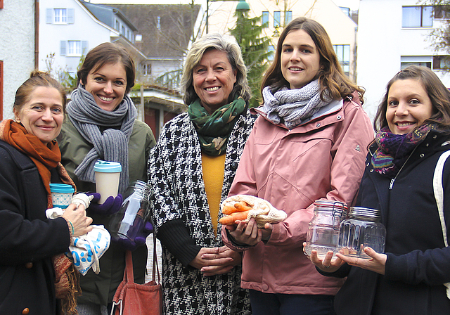 Sammeln Geld für ihr gemeinsames Projekt (v. l.): Katalin Vido, Andrea Warren, Christina Seewer, Lea Borrero und Rebekka Lehmann.  Foto: Tobias Gfeller