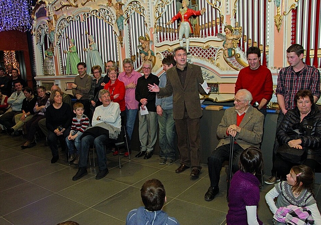 «Neujahrsansprache»: Gemeindepräsident Philippe Weber (referierend) und Karl Hartmann (Mitte, schwarzes Hemd) freuen sich über die zahlreichen Gäste, darunter auch Museumsgründer Heinrich Weiss (sitzend, mit Stock).   Foto: Martin Staub