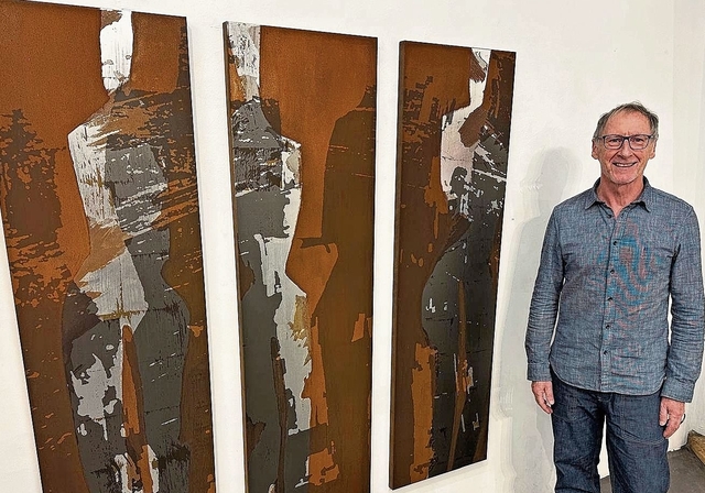 Der Künstler: Andreas Malzach anlässlich der Vernissage vor einem seiner Werke. Foto: Christian Fink