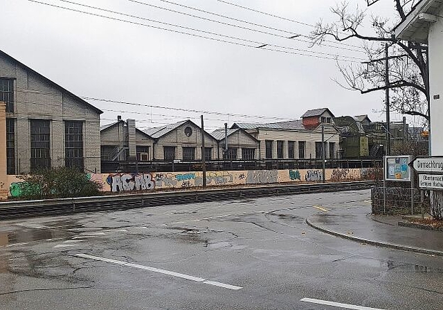 Unterführung: Diese mündet auf der Seite des Wydenquartiers im alten Presswerk (links im Bild), das Jugendhaus im Apfelseequartier (rechts) wird indes abgerissen. Foto: zVg