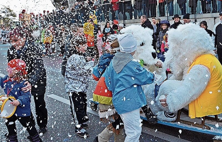 Bilder, die bei Vielen Sehnsucht wecken: Nachdem die Fasnacht 2021 ausfallen musste, hoffen viele Fasnächtlerinnen und Fasnächtler, dass es dieses Jahr wieder bunt zu und her geht. Hier ein Bild vom Laufner Umzug 2015. Foto: Archiv