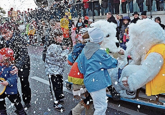 Bilder, die bei Vielen Sehnsucht wecken: Nachdem die Fasnacht 2021 ausfallen musste, hoffen viele Fasnächtlerinnen und Fasnächtler, dass es dieses Jahr wieder bunt zu und her geht. Hier ein Bild vom Laufner Umzug 2015. Foto: Archiv