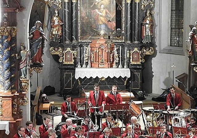 <em>Prächtige Kulisse: </em>Die Stadtharmonie Laufen in der frisch renovierten Katharinenkirche. Foto: Peter Walthard