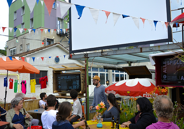 Gemeinsam brüllen, leiden, jubeln: Im 1. Stock auf dem Münchensteiner Walzwerkareal ist alles bereit fürs Public Viewing.  Foto: Thomas Kramer