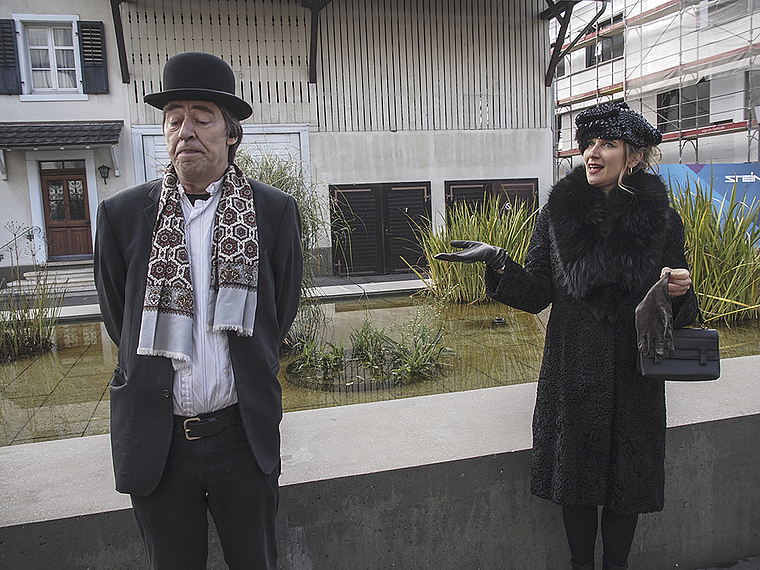 Geschichte ins Bild gebracht: Danny Wehrmüller und Andrea Pfaehler spielen Szenen aus Reinachs Geschichte.  Foto: Tobias Gfeller