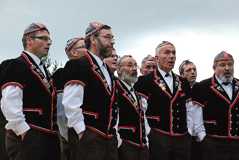 Stimmgewaltig: Die Huttwiler Jodler mit ihren Berner Mutzen.  Foto: Thomas Brunnschweiler