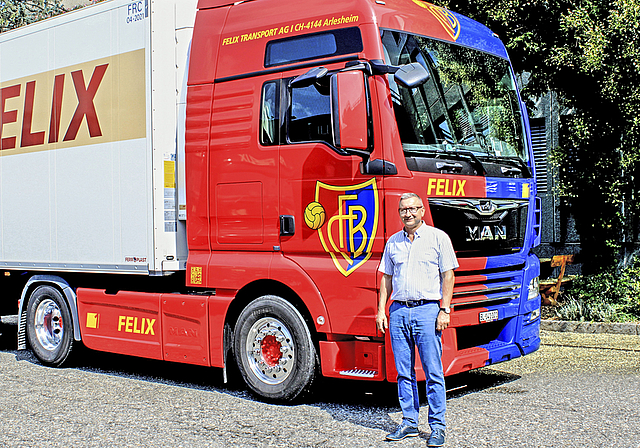 Jubilar: Hanspeter Felix vor seinem Lastwagen in FCB-Farben. Foto: ZVG