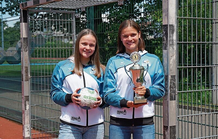 Vom TV Aesch nach Nottwil: Die Handballerinnen Chiara (l.) und Seraina Kohlbrenner mit Pokal. Foto: Tobias Gfeller