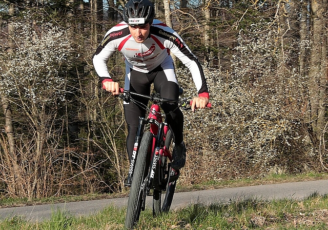 <em>In Topform: </em>Hannes Jeker, unterwegs mit dem Mountainbike.Foto: eh-presse