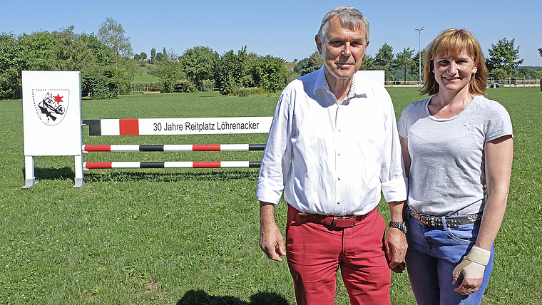 Präsentieren sich stolz vor dem schönen Reitplatz: Charles Wüest, Präsident der ersten Stunde, und die heutige Präsidentin Gaby Wenger.  Foto: Thomas Brunnschweiler