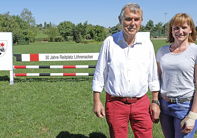 Präsentieren sich stolz vor dem schönen Reitplatz: Charles Wüest, Präsident der ersten Stunde, und die heutige Präsidentin Gaby Wenger.  Foto: Thomas Brunnschweiler