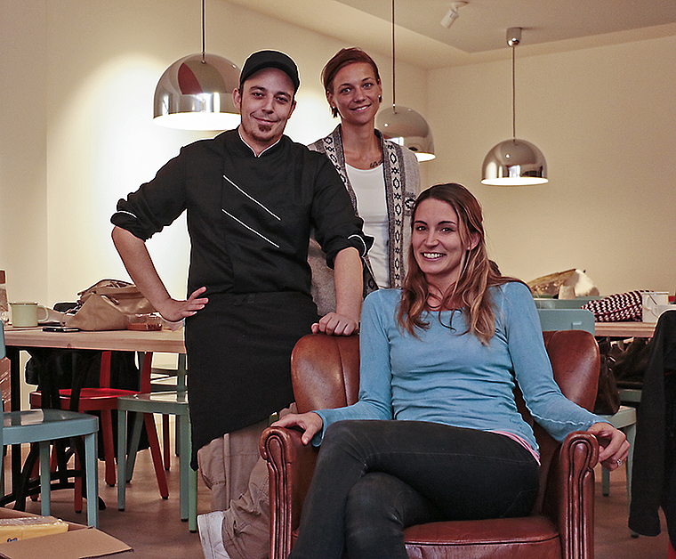 Die Gastgeber in der «neuen Stube Arlesheims»: Küchenchef Holger Veit und die Geschäftsleiterinnen Carolin Schnitzer und Maria «Mamma Mia» Richterich (r.).  Foto: Lukas Hausendorf