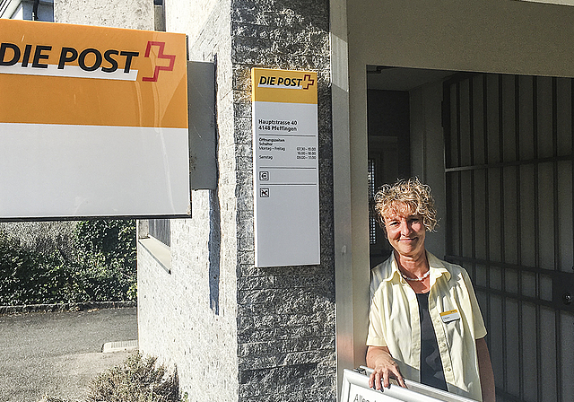 Morgen Freitag ist ihr letzter Arbeitstag am Schalter in Pfeffingen: Postangestellte Linda Pompini.  Foto: Caspar Reimer