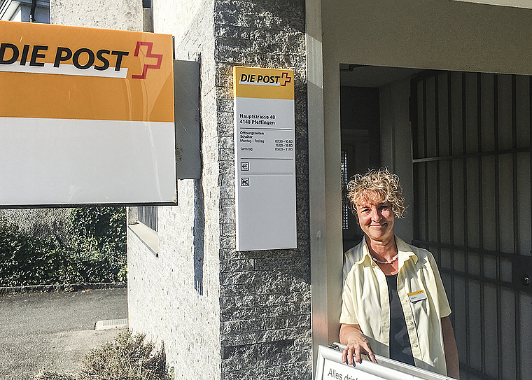 Morgen Freitag ist ihr letzter Arbeitstag am Schalter in Pfeffingen: Postangestellte Linda Pompini.  Foto: Caspar Reimer