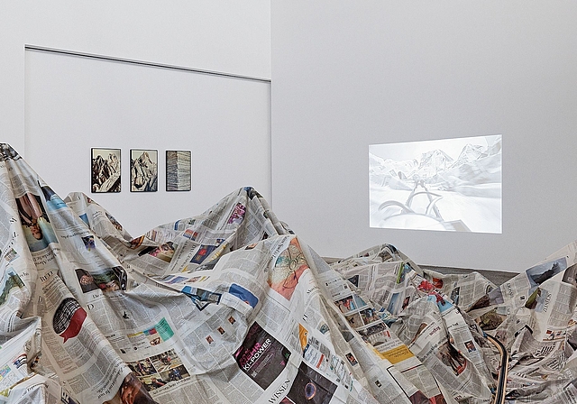 Berg-und-Tal-Fahrt: Im Werk von Mateo Maté fährt ein Zug vorbei an Schlagzeilen und Meldungen.Foto: zVg/Kunsthaus BL