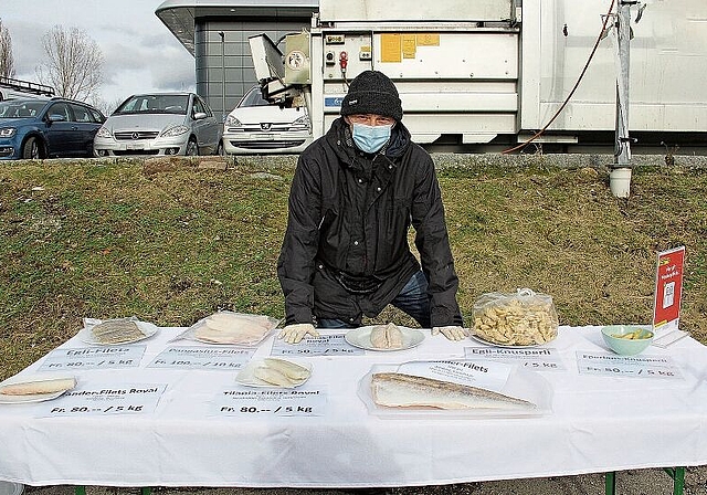 Rettung vor dem Verderben: Die Gemeinde Münchenstein unterstützt Toby Herrlich, der seinen überzähligen Fisch am Mittwoch- und Freitagnachmittag im Kuspo zum Verkauf anbietet. Foto: Tobias Gfeller