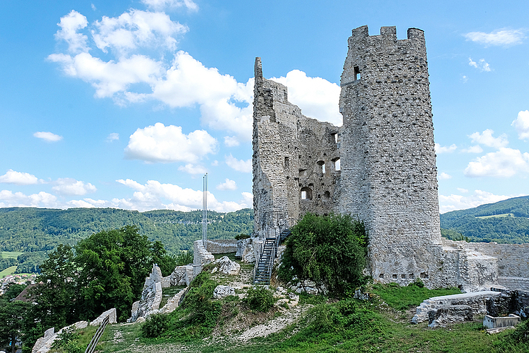 Sicher zugänglich, überschaubar und herausgeputzt: Die Ruine Pfeffingen nach der Sanierung.  Foto: Thomas Brunnschweiler