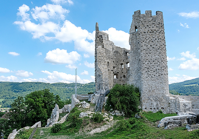 Sicher zugänglich, überschaubar und herausgeputzt: Die Ruine Pfeffingen nach der Sanierung.  Foto: Thomas Brunnschweiler