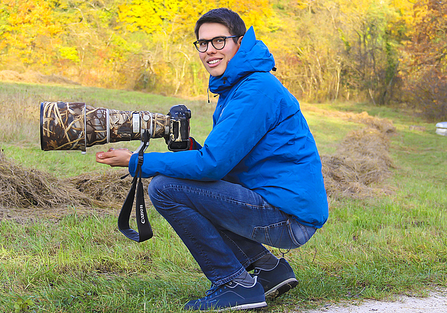 Perfekt ausgerüstet: Mit einem speziell getarnten Objektiv legt sich Flurin Leugger auf die Lauer für das beste Motiv.  Foto: Tobias Gfeller