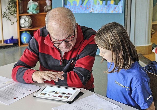 Kinder und Senioren: Produktive Zusammenarbeit am iPad.  Foto: Axel Mannigel