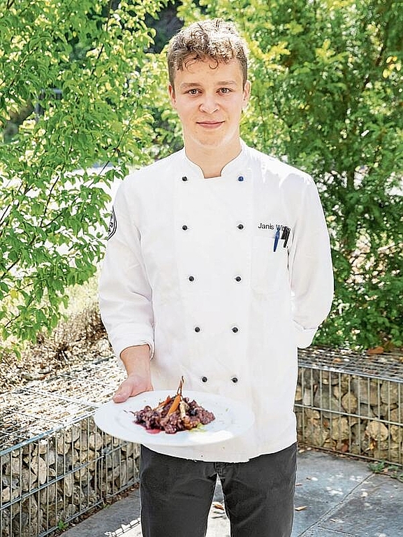 Serviert die neuste Spezialität: Mit seiner Baselbieter Chirsi-Ribel hat Janis Wittlin einen kulinarischen Volltreffer gelandet. Foto: zVg