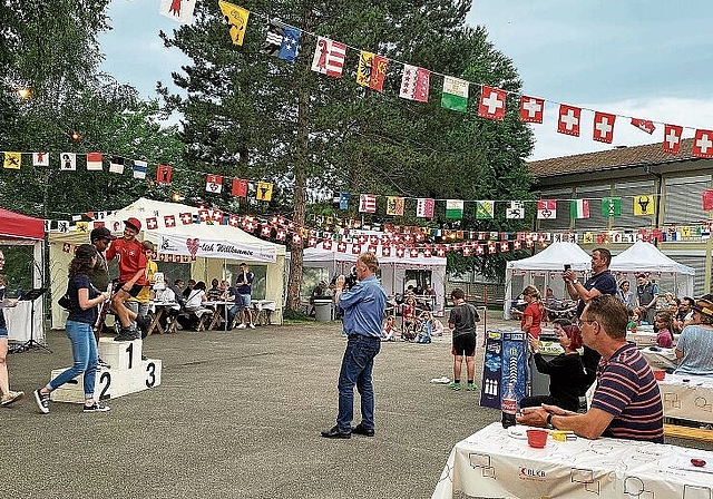 Aufs Podest: An der 1. Augustfeier wurden die Schnellsten des Laufwettbewerbs geehrt. Foto: Bea Asper