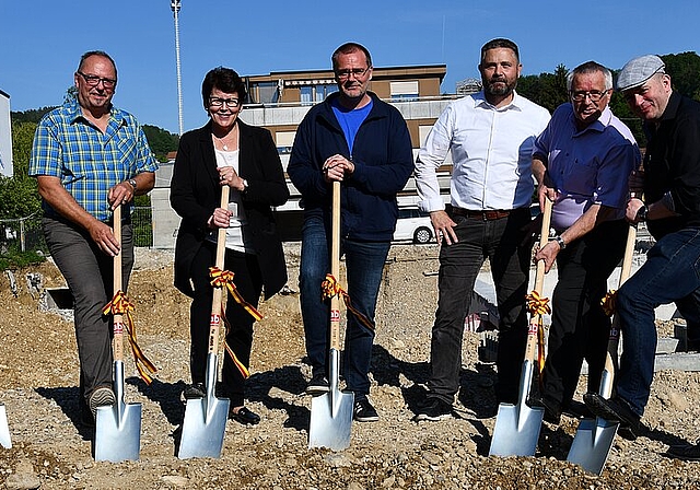 <em>Spatenstich: </em>(v.l.) Reto Saner (Baukommission); Heinz Zehnhäusern (Geschäftsführer AZB); Wally Allemann (Präsidentin Zweckverband AZB); Michael Thommen (Baukommission); Dölf Leutwyler (Baukommission und Bauherrenvertreter); Paul Henz (P