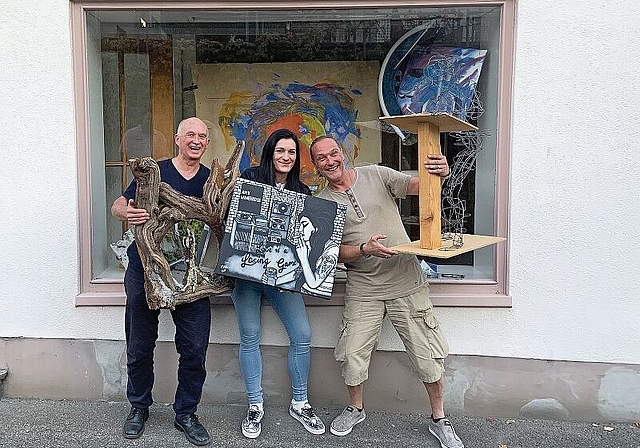 In der Kunst vereint (v.l.): Erich Bischof, Manuela Hofer und Bruno Kaufmann meistern in Reinach ihre erste gemeinsame Ausstellung. Foto: Caspar Reimer