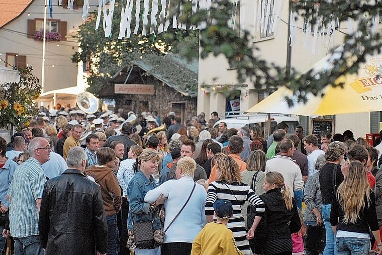 Lang ist’s her: Das letzte Gempenfest fand 2016 statt – das Foto ist noch etwas älter und zeigt, dass das kleine Dorf bei seiner Feier im Jahr 2007 pumpenvoll war. Foto: Archiv / Hein Dürrenberger